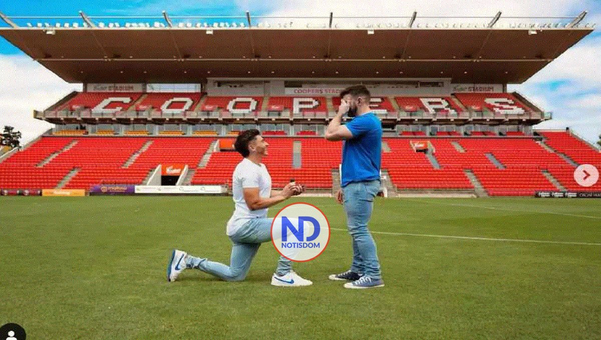 El jugador australiano de fútbol Josh Cavallo le pide matrimonio a su novio en el estadio 2 El jugador australiano de fútbol Josh Cavallo le pide matrimonio a su novio en el estadio