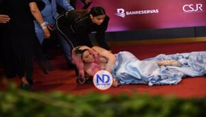 La caída de Karen Yapoort en la alfombra de los Premios Soberano