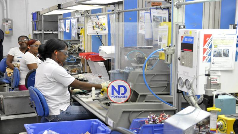 Manufactura local incluye a más mujeres, pero ganan hasta 26 % menos que los hombres 2 Manufactura local incluye a más mujeres, pero ganan hasta 26 % menos que los hombres
