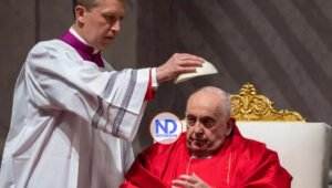 El papa presidirá la Vigilia del Sábado Santo después de renunciar al vía crucis