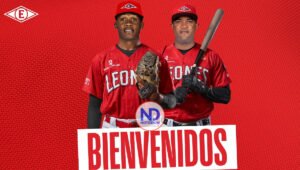 Escogido firma jardinero Sócrates Brito y al lanzador Phillips Valdez