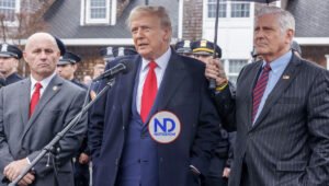 Trump va a velatorio de policía en NY; critica criminalidad en ciudad
