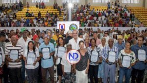 Presidente Abinader entrega 826 títulos propiedad en Monte Plata