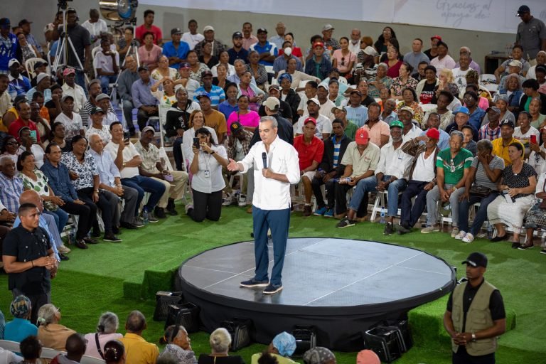 abinader 923 Presidente Abinader entrega 826 títulos propiedad en Monte Plata