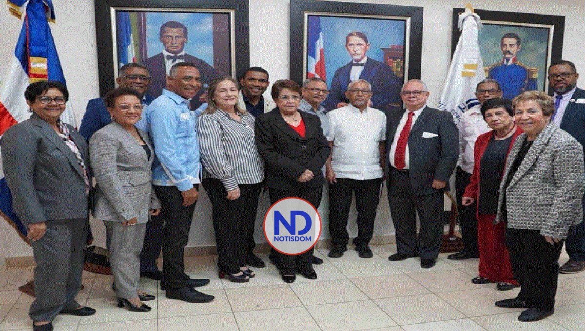 Ministro Ángel Hernández recibe la propuesta para reformar la ley de Educación