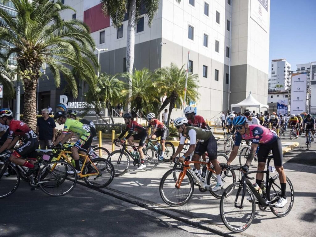 Samuel Pereyra da el banderazo de salida de la Vuelta Ciclística 3 bicicletas 2 Samuel Pereyra da el banderazo de salida de la Vuelta Ciclística
