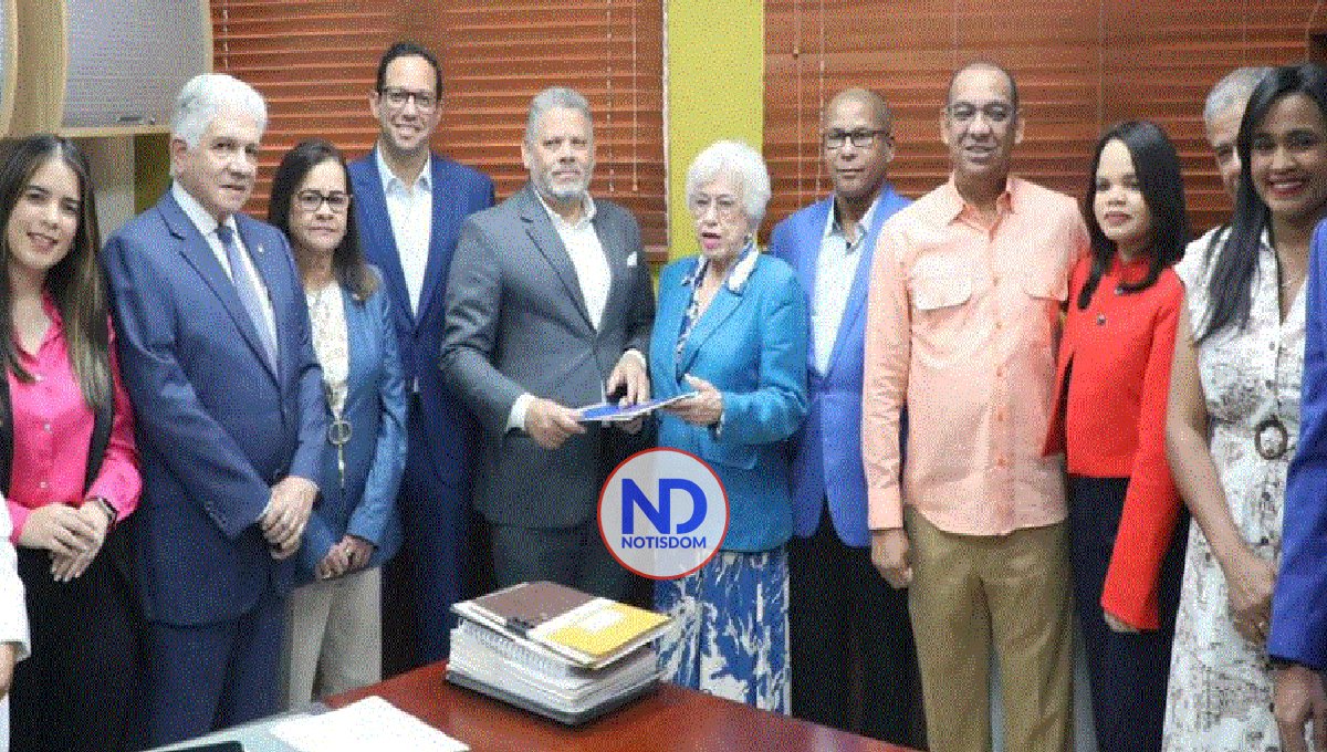 PRM inscribe sus candidaturas presidencial y vicepresidencial