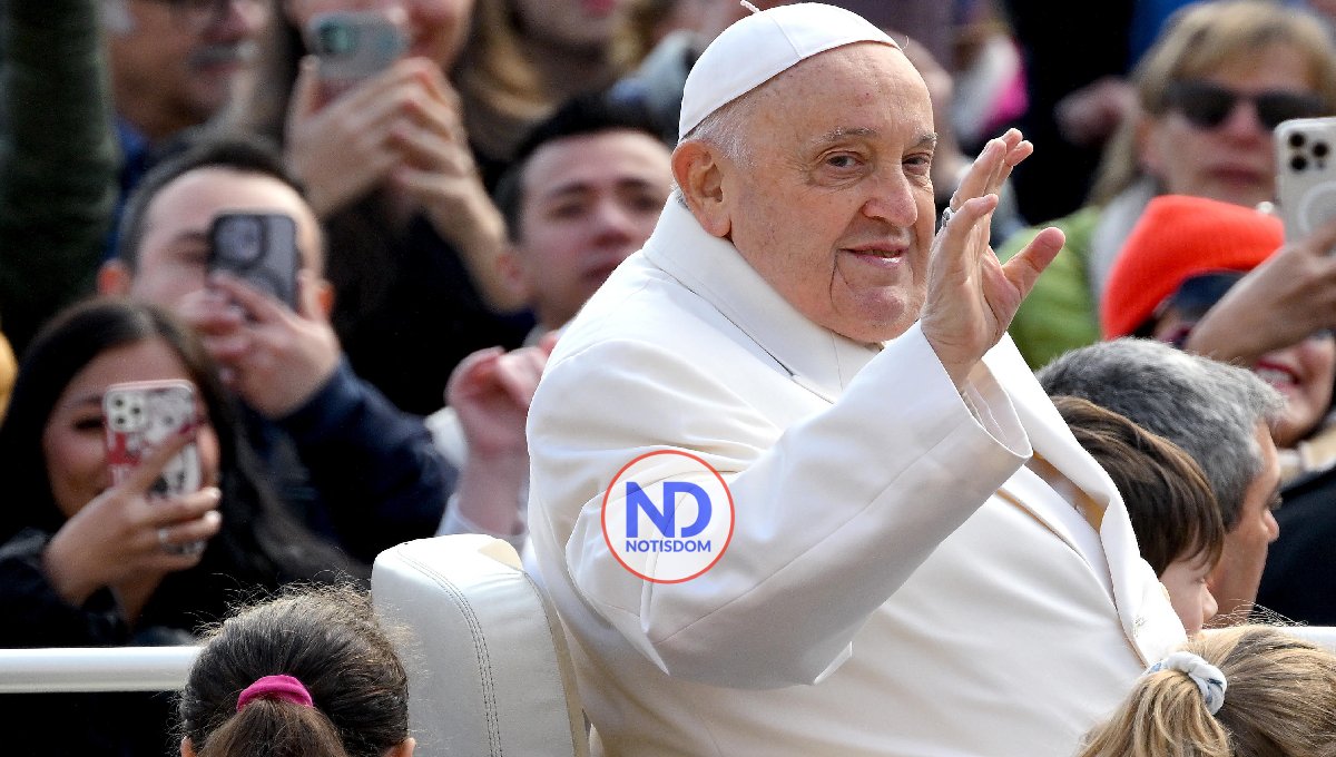 El papa sigue resfriado pero celebra la audiencia general en la plaza San Pedro