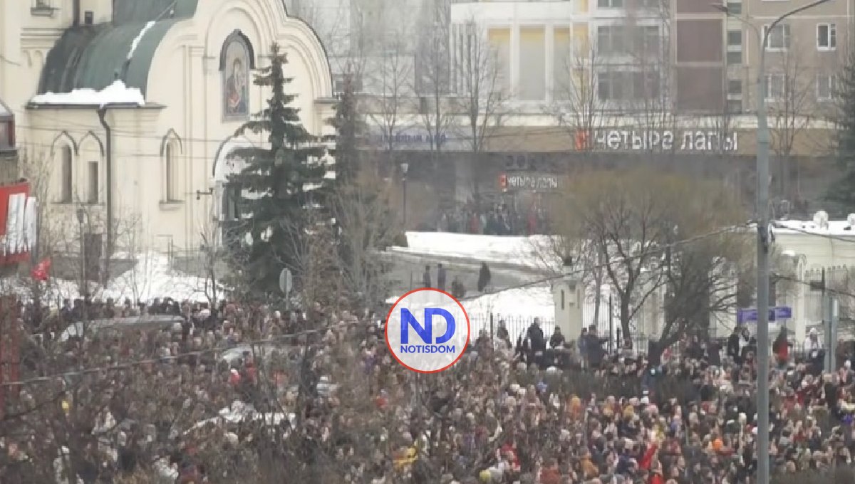 Miles personas despiden a Navalni desafiando al Kremlin 2 Miles personas despiden a Navalni desafiando al Kremlin