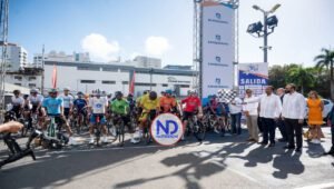 Samuel Pereyra da el banderazo de salida de la Vuelta Ciclística