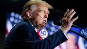 Trump atiza retórica migratoria; dice Biden intenta derrocar a EU