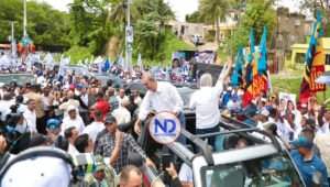 Abinader recorrió hoy bajo lluvia barrios populosos de SD Norte