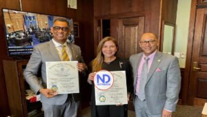 Carolina Mejía es recibida con entusiasmo en el congreso de Massachusetts