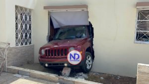 Joven pierde control de vehículo penetrando a residencia en Dajabón