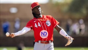 Arranca el show de Elly de la Cruz con dos jonrones, uno de pie