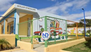 Minerd entrega remozada escuela Gabriela Mistral en Pantoja