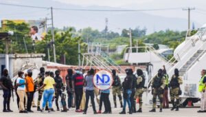 EU reanuda deportación haitianos y envía un vuelo con 50 migrantes