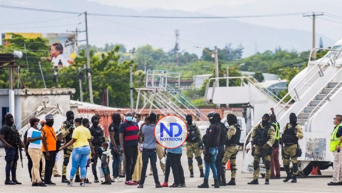 EU reanuda deportación haitianos y envía un vuelo con 50 migrantes
