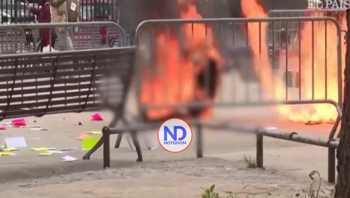 Un hombre se quema a las afueras del tribunal que juzga a Trump