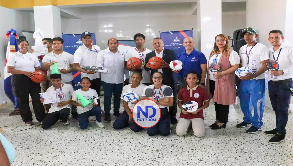 INEFI entrega utilería y mesa de ping pong en Bonao