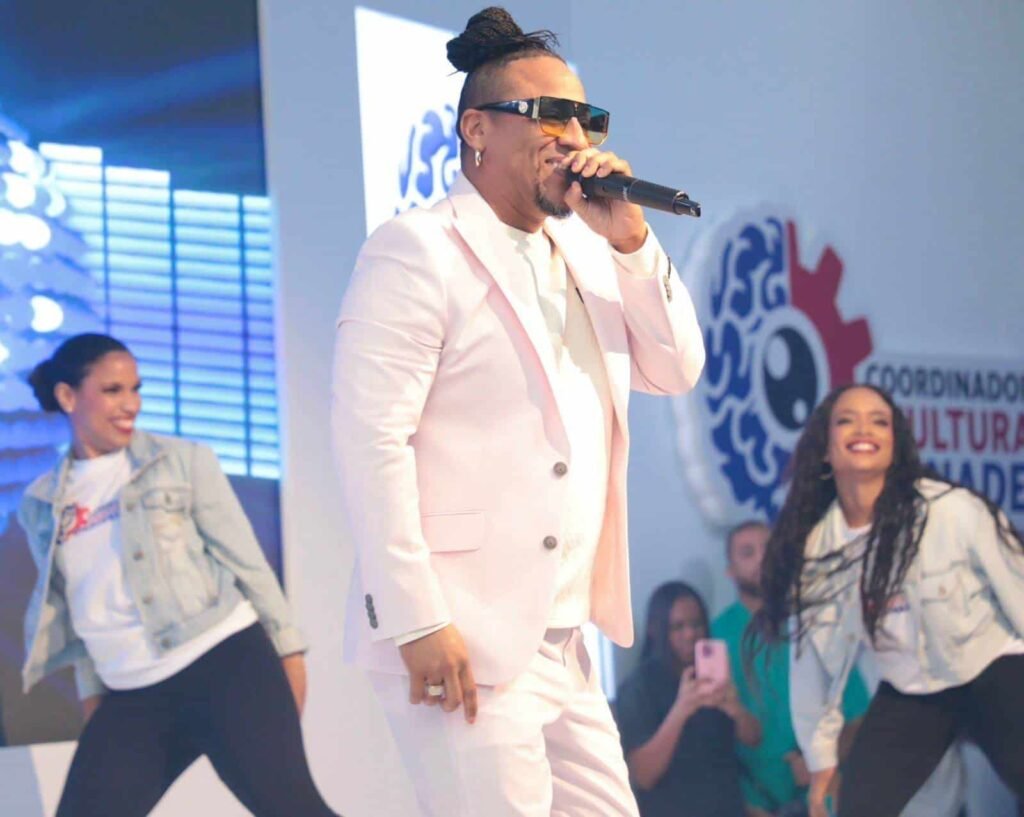 Krisspy 1 Luis Abinader promete pensiones para artistas y la apertura del Teatro Agua y Luz