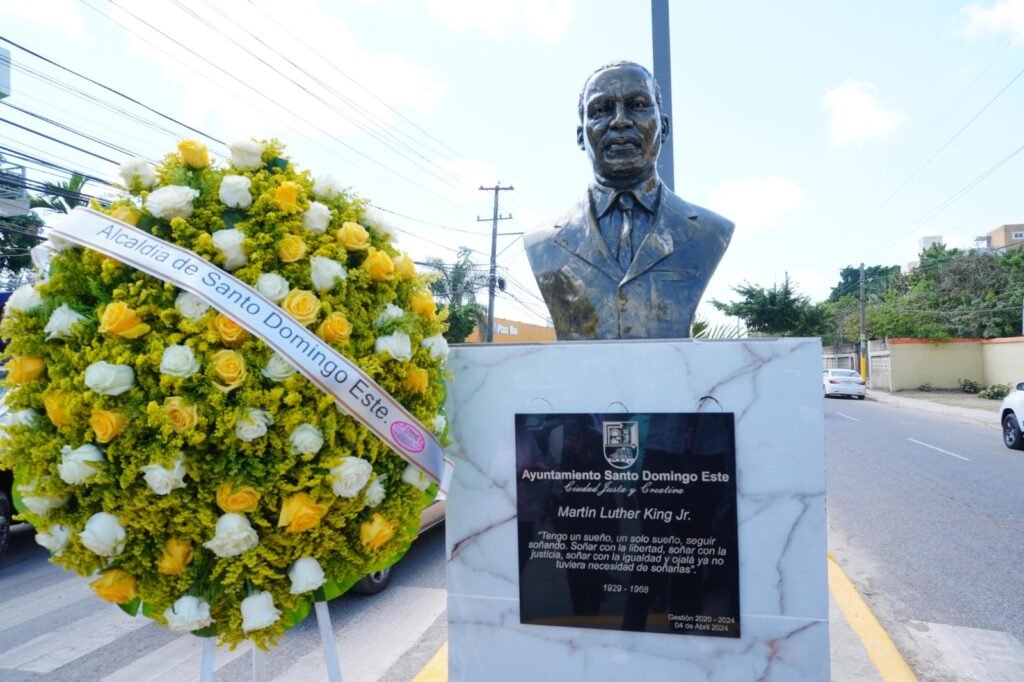 Luther King Ayuntamiento de SDE devela busto en honor a Martin Luther King