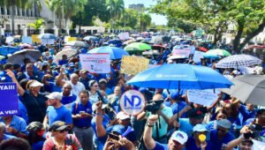 Cientos profesores dominicanos exigen aumento salarial y mejoras