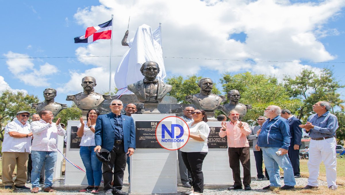 ASDE develiza un monumento en honor a los Restauradores 2 ASDE develiza un monumento en honor a los Restauradores