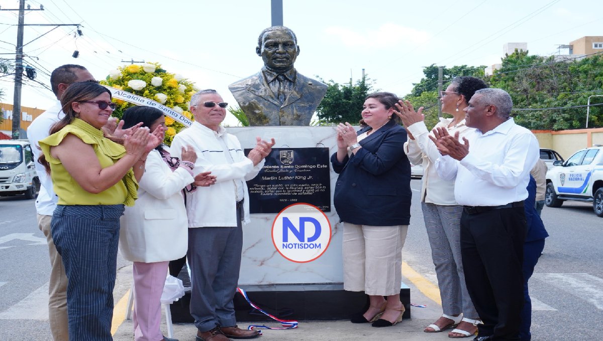 Ayuntamiento de SDE devela busto en honor a Martin Luther King