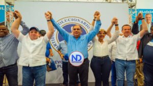 José Ignacio Paliza y Ito Bisonó juramentan a exdiputado Javier Clark y decenas de dirigentes del PLD