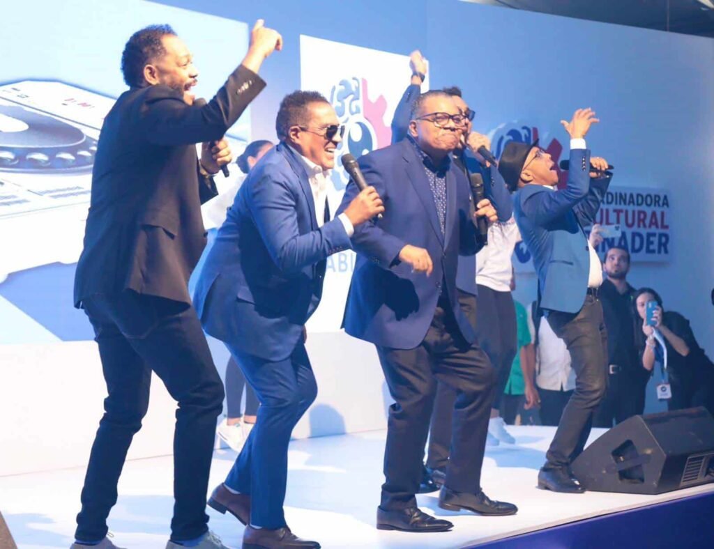 POCHI. KINITO Y CHRLY Luis Abinader promete pensiones para artistas y la apertura del Teatro Agua y Luz