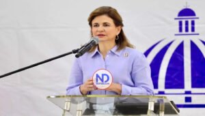 Raquel Peña aterriza en Aeropuerto El Catey por prevención de mal tiempo 