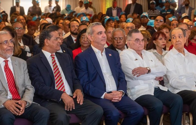 ABINADER CON BALAGUERISTAS Luis Abinader recibe apoyo de grupos de balagueristas y de un gremio