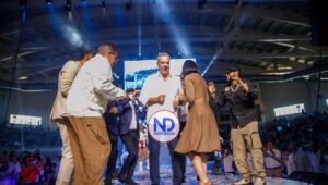 Abinader y Raquel bailan merengue durante cierre de campaña del PRM