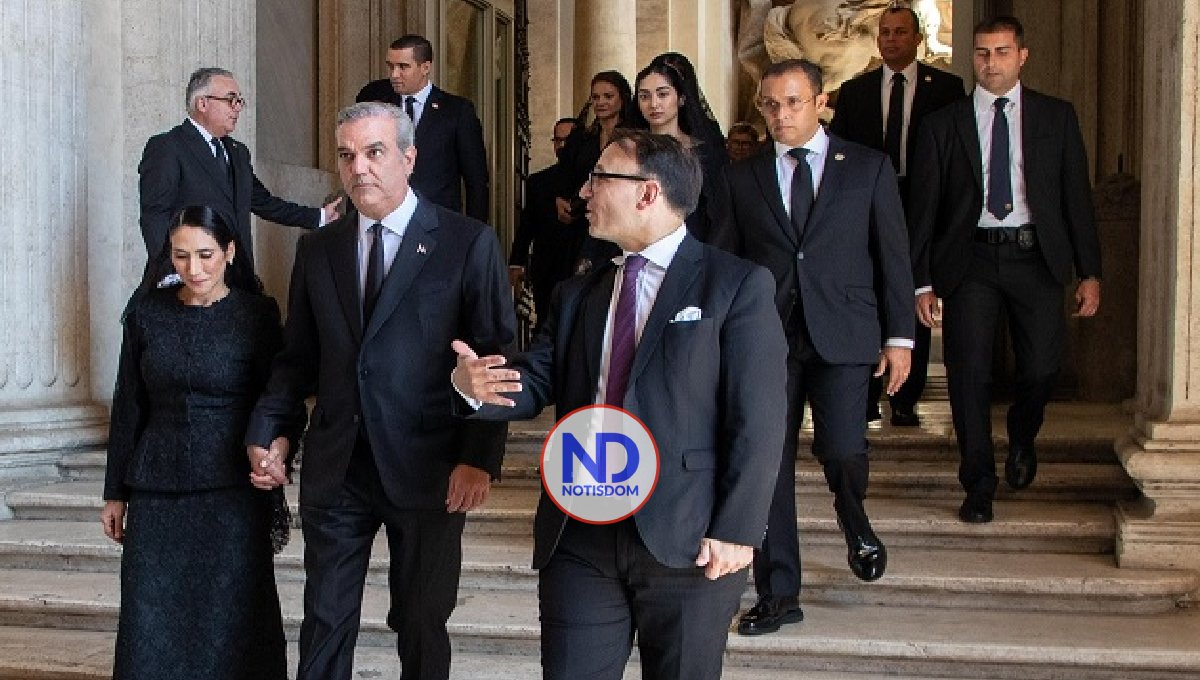 Abinader y su comitiva cuando salían de la reunión con el papa Francisco este lunes 27 de mayo.