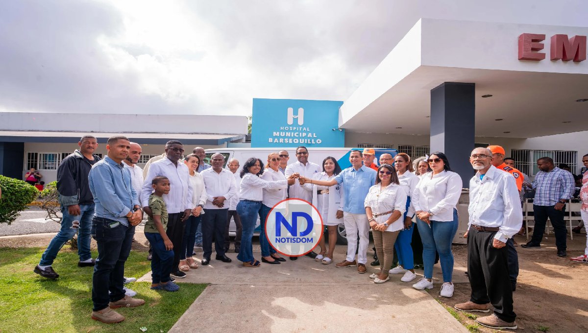 Gobierno entrega ambulancia y camioneta a Hospital y Defensa Civil en Haina