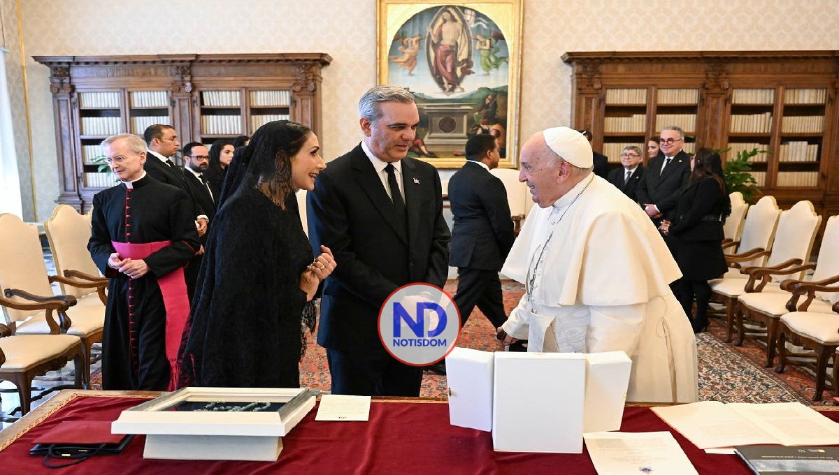 Abinader se reunió con el papa en Roma; le regaló rosario de larimar