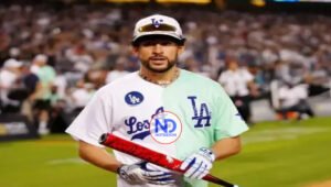 Bad Bunny cambia el micrófono por el bate