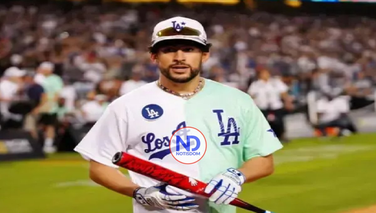 Bad Bunny cambia el micrófono por el bate