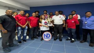Club de Villa Francisca entrega trofeo de campeonato a Carolina Mejía