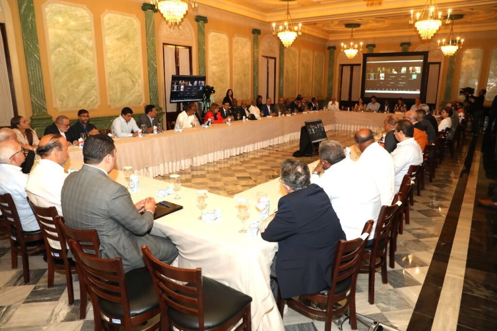 EDUCACION Y ADP Presidente dominicano cita a una reunión de emergencia por lluvias