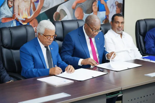 Editrudis Beltran y Rafael Burgos Gomez 1 Gobierno entrega a UASD 308,000 m² para construir extensión en SDE