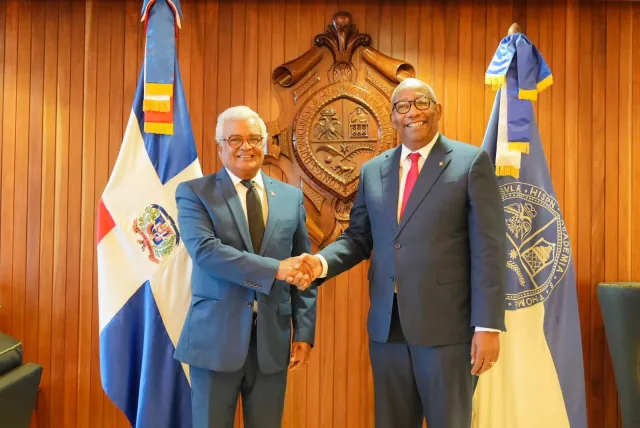 Editrudis Beltran y Rafael Burgos Gomez Gobierno entrega a UASD 308,000 m² para construir extensión en SDE