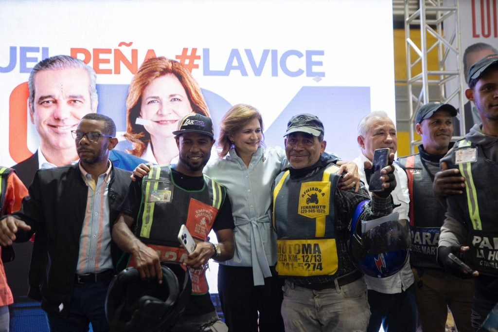 FENAMOTO Luis Abinader recibe apoyo de grupos de balagueristas y de un gremio