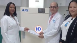 Ney Arias Lora recibe del SNS moderno congelador de Plasma