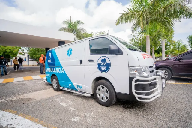 ambulancia entregada al hospital Gobierno entrega ambulancia y camioneta a Hospital y Defensa Civil en Haina