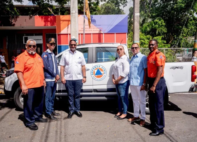 camioneta a la Defensa Civil 1 Gobierno entrega ambulancia y camioneta a Hospital y Defensa Civil en Haina