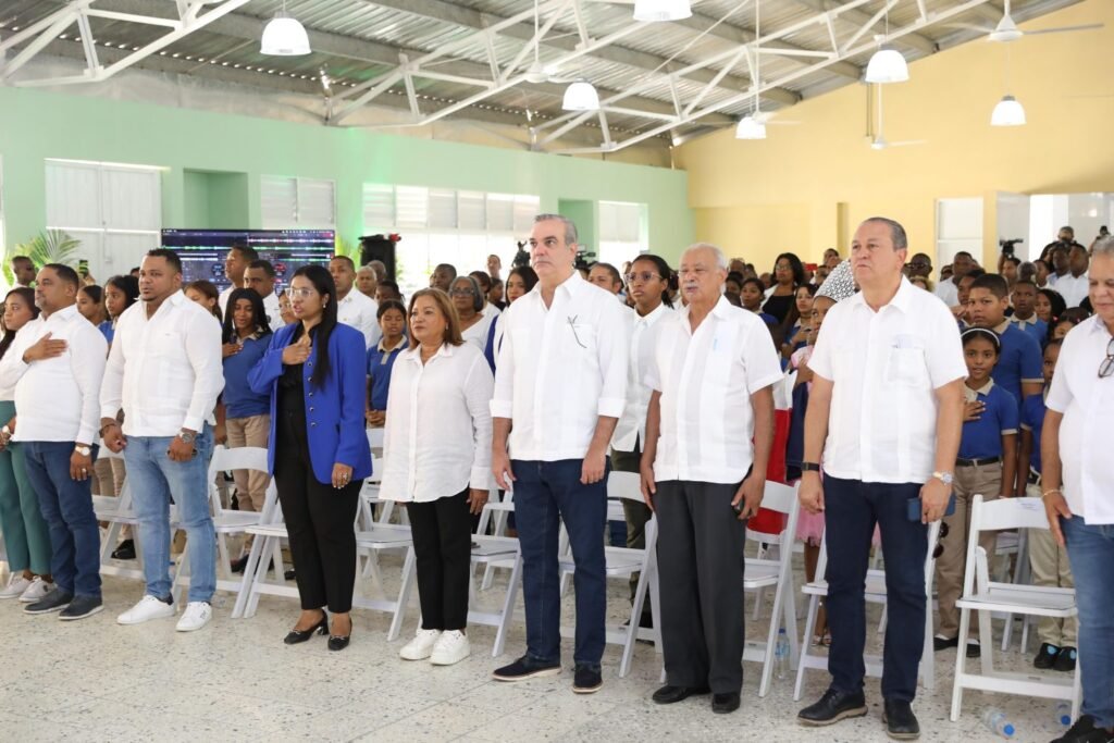 ABINADER 1039 Presidente inaugura escuelas y apartamentos en provincia SD