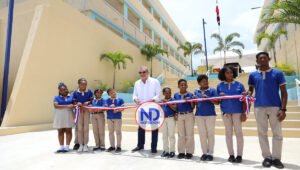 Presidente inaugura escuelas y apartamentos en provincia SD