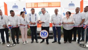 Presidente inaugura carretera y campo de fútbol en región Este